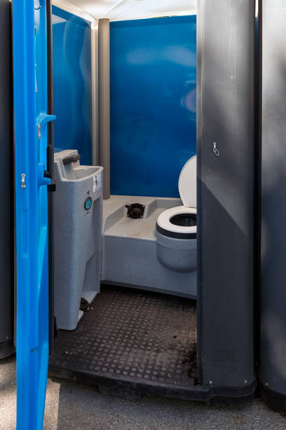 Porta potty delivery and setup in Chester, IL